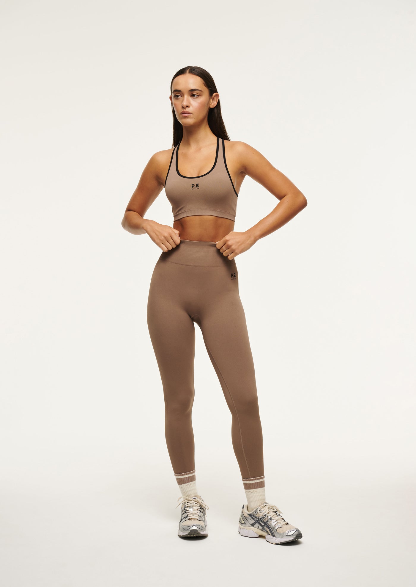 RESTORE SEAMLESS SPORTS BRA IN FOSSIL