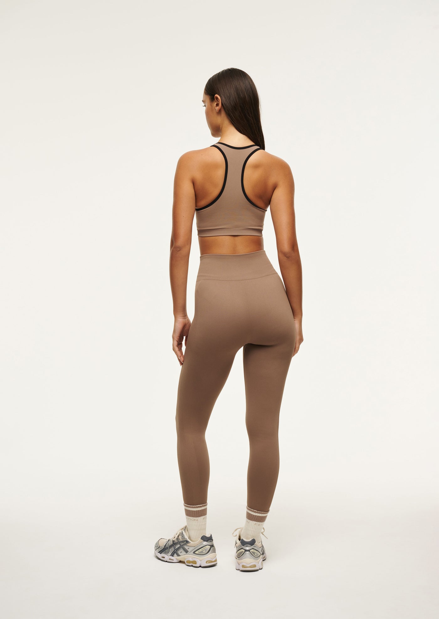 RESTORE SEAMLESS SPORTS BRA IN FOSSIL