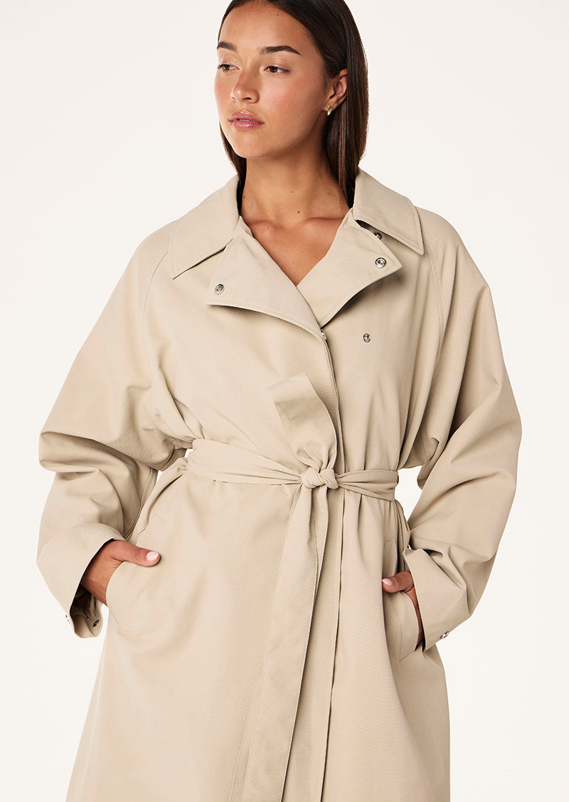 COMMUTE TRENCH COAT IN OXFORD TAN