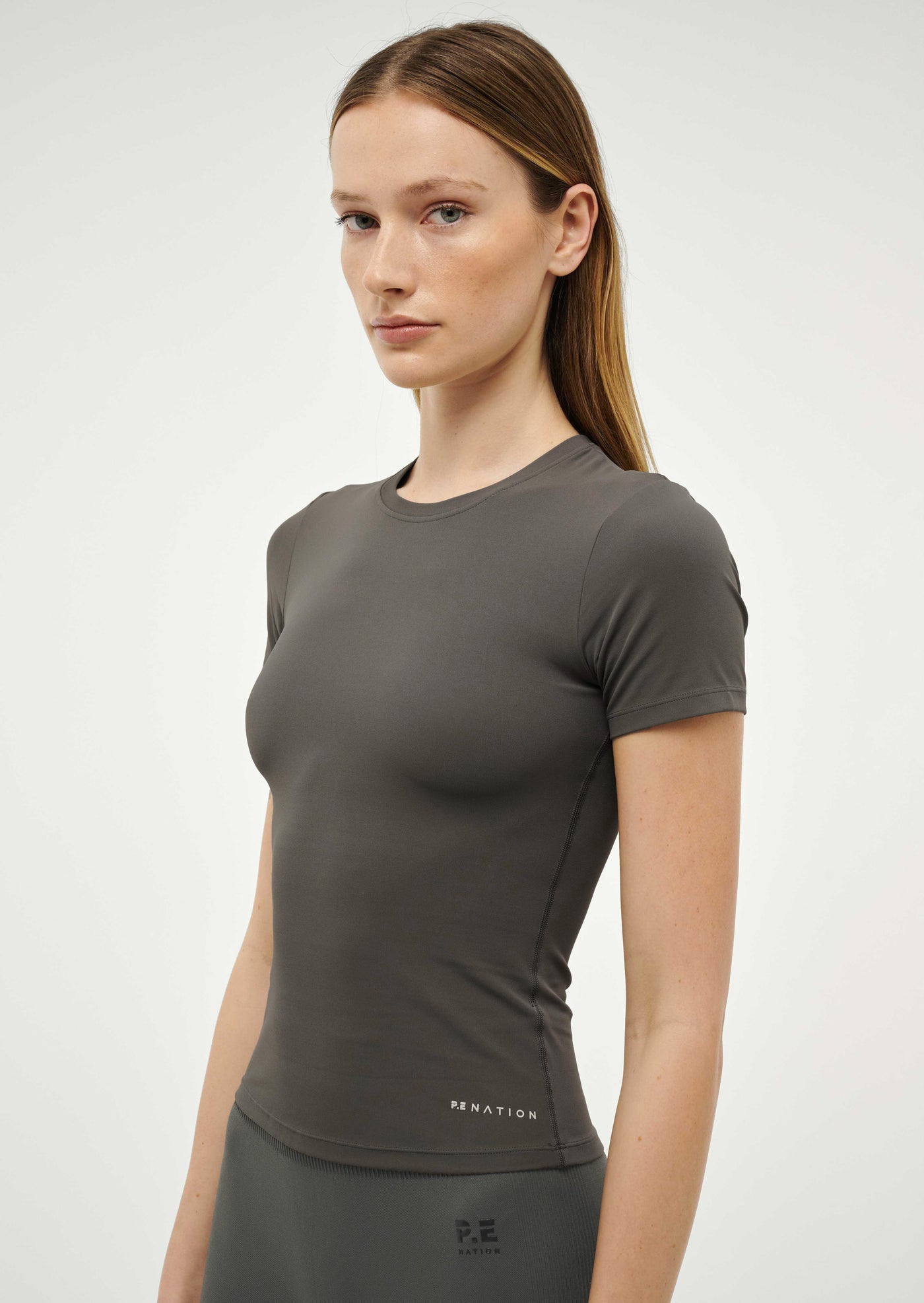 FOUNDATION SHORT SLEEVE TEE IN GUNMETAL