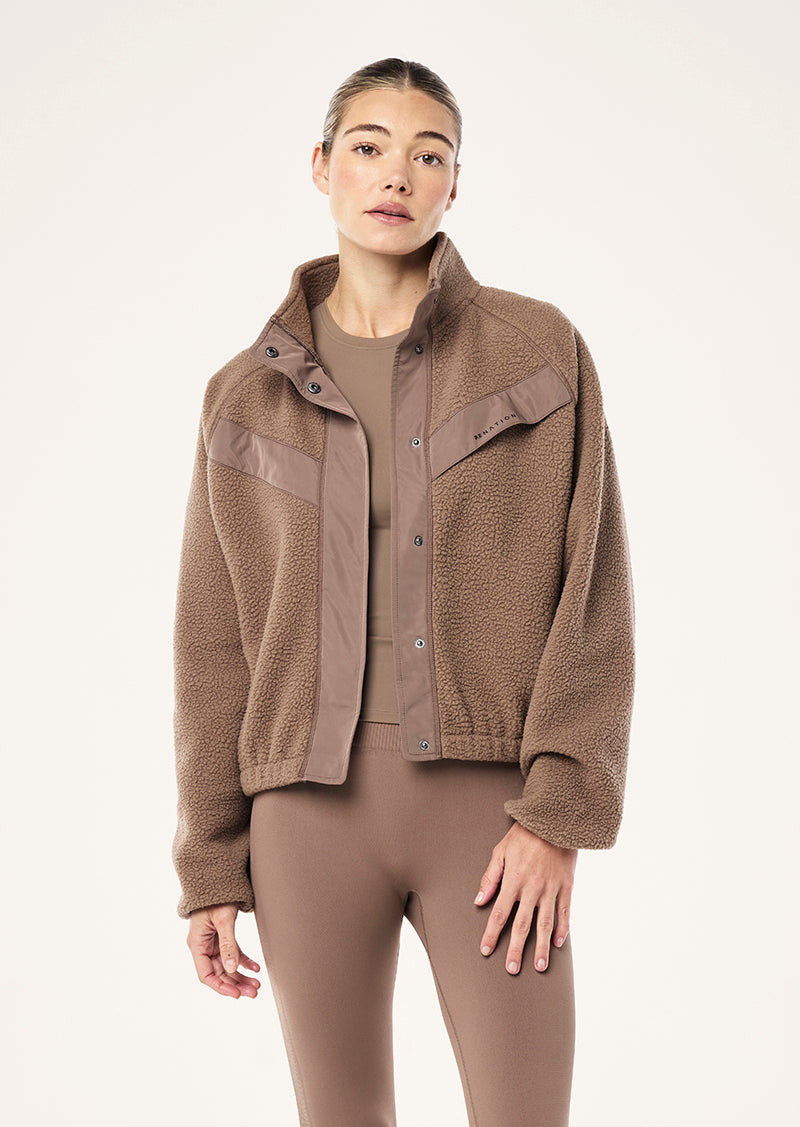 SHELTER SHERPA JACKET IN FOSSIL