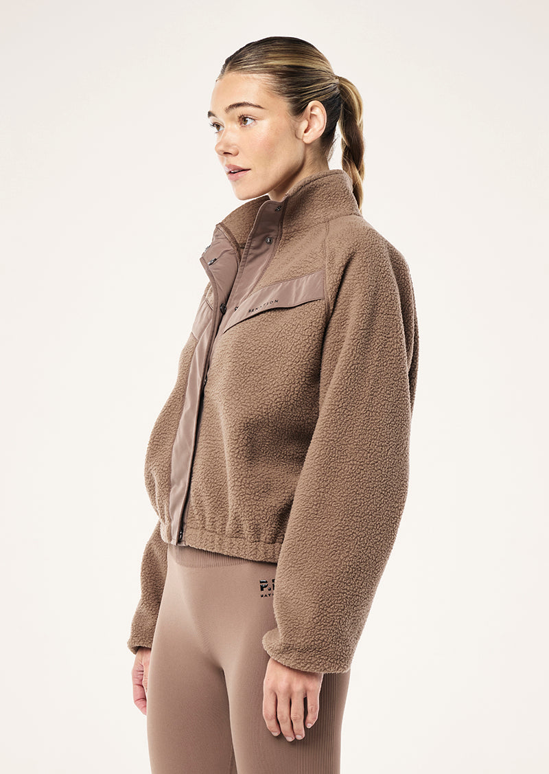 SHELTER SHERPA JACKET IN FOSSIL